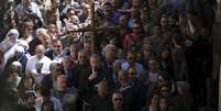 <p>A Basílica do Santo Sepulcro de Jerusalém abrigou neste domingo centenas de pessoas</p>  Foto: Amir Cohen / Reuters