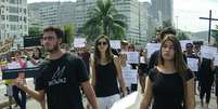 Manifestantes carregando um caixão percorreram a Avenida Atlântica e realizaram um enterro simbólico, deixando na areia uma cruz de madeira em homenagem a Eduardo e às outras vítimas  Foto: Murilo Rezende / Futura Press