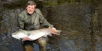 Fischer com um de seus peixes: salmão do Danúbio sofre com a construção de represas  Foto: BBC
