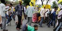 <p>Homem portador de deficiência física se une a manifestantes em Kolkata, na Índia, para exigir do medidas do governo</p>  Foto: AP