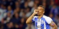 Danilo, j&aacute; negociado com o Real Madrid, marcou um dos gols do Porto  Foto: Miguel Vidal / Reuters
