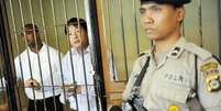 <p>Os australianos Andrew Chan e Myuran Sukumaran esperam julgamento em Bali</p>  Foto: Nyoman Budhiana / Reuters