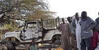 Moradores fugindo do vilarejo de Ngouboua após ataque de militantes do Boko Haram.  14/02/2015  Foto: Madjiasra Nako / Reuters