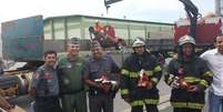 Bombeiros receberam o presente de comandantes e do prefeito de Santos  Foto: Facebook