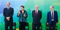 <p>A presidenta ao lado de Aloizio Mercadante, Michel Temer e Renato Janine Ribeiro</p>  Foto: Twitter / Blog do Planalto / Reprodução