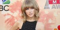 Cantora Taylor Swift posa após receber o prêmio iHeartRadio em Los Angeles, em março deste ano  Foto: Danny Moloshok / Reuters
