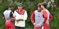 Milton Cruz conversa com Hudson, Rodrigo Caio e Thiago Mendes; mudanças para enfrentar a Portuguesa  Foto: Fernando Dantas / Gazeta Press