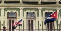 <p>Bandeiras de EUA e Cuba vistas em hotel de Havana</p>  Foto: Stringer / Reuters
