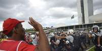 <p>Manifestantes em confronto com a polícia durante protesto do lado de fora do Congresso</p>  Foto: Wilson Dias / Reuters