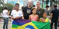 <p>Toni e David adotaram Alysson (esq.), de 14 anos, Felipe, de 9 anos, e Jéssica, de 11 anos</p>  Foto: Arquivo Pessoal / BBC News Brasil