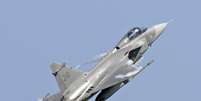 <p>Saab JAS 39C Gripen em voo de exibi&ccedil;&atilde;o em Eslov</p>  Foto: Johan Nilsson / Reuters