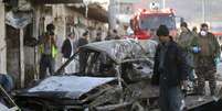 Policiais do Afeganistão examinam local do ataque suicida com carros-bomba em Cabul 10/04/ 2015.  Foto: Omar Sobhani / Reuters
