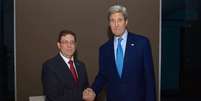 Secretário de Estado dos Estados Unidos, John Kerry (direita), cumprimenta o ministro das Relações Exteriores de Cuba, Bruno Rodríguez, na cidade do Panamá. 10/04/2015  Foto: Departamento de Estado dos EUA / Reuters