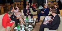 Secretário de Estado norte-americano John Kerry e chanceler cubano Bruno Rodríguez, ao lado de assessores, em encontro na Cidade do Panamá. 09/04/2015  Foto: Departamento de Estado dos EUA / Reuters