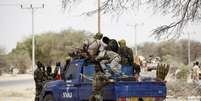 Soldados chadianos fazem ronda nas ruas da cidade nigeriana de Damasak, em 24 de março  Foto: Joe Penney / Reuters