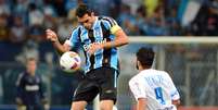 Rhodolfo afasta bola no meio campo  Foto: Edu Andrade / Fatopress/Gazeta Press