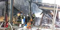 Bombeiros trabalhavam no resfriamento dos tanques e no controle de vazamento nos diques da empresa Ultracargo na manhã desta sexta-feira  Foto: Corpo de Bombeiros da PMESP