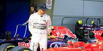 Hamilton olha para Ferrari: não deve ser por agora que ele vai pilotar o carro vermelho.  Foto: Aly Song / Reuters