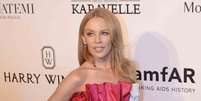  Kylie Minogue virou piada na web por causa do vestido escolhido para o evento. De um lado, era um tubinho branco, de outro, um emaranhado de tecido pink sanfonado  Foto: Francisco Cepeda e Leo Franco / AgNews