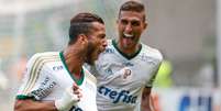 Leandro Pereira comemora com Rafael Marques gol do Palmeiras  Foto: Marcello Zambrana / Agif