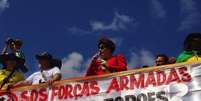 <p>Carro de som de grupo que pede a intervenção militar teve participação de sósia de Dilma, que usava algemas</p>  Foto: Fernando Diniz / Terra