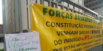 <p>Cartazes contra o governo Dilma no portão do prédio da Petrobras, em São Paulo</p>  Foto: Elisa Feres / Terra