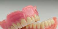 A dor nos dentes da dentadura, pode, na verdade, ser uma dor na gengiva ou consequência de fatores psicológicos  Foto: Stefan Delle / Shutterstock