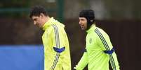 Goleiros do Chelsea Thibaut Courtois e Petr Cech em treino da equipe. 16/02/2015 Action Images via  Foto: Tony O'Brien / Reuters
