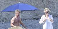Sean Penn curtiram o dia de domingo (12) juntos na praia em Malibu  Foto: The Grosby Group