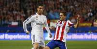 Disputa de bola entre Cristiano Ronaldo e Koke, do Atlético de Madrid, no estádio Vicente Calderón  Foto: Paul Hanna / Reuters