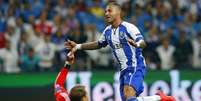 Quaresma marca gol do Porto contra o Bayern de Munique.  Foto: Miguel Vidal / Reuters
