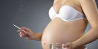 <p>Segundo médicos, álcool na gravidez pode afetar o desenvolvimento do bebê, e fumar pode interferir no coração da criança</p>  Foto: iStock / Getty Images 