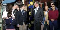 <p>Prefeito de Boston, Marty Walsh (terno cinza e gravata azul), reunido com famílias de vítimas do atentado, durante cerimônia, em 15 de abril</p>  Foto: Brian Snyder / Reuters