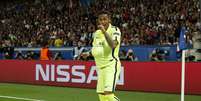Neymar também apontou para alguém na arquibancada  Foto: Benoit Tessier / Reuters