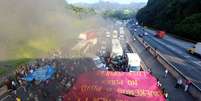 Manifestantes fecharam a rodovia Anhanguera, na chegada a São Paulo  Foto: Marcos Bezerra / Futura Press