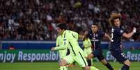 Depois da "caneta", Suárez saiu na cara do gol para marcar  Foto: Martin Bureau / AFP