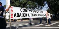 <p>Estudantes e trabalhadores da USP fecharam ruas no Butantã em protesto contra a PL 4330</p>  Foto: Alex Falcão / Futura Press