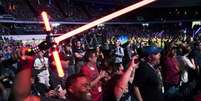 Fãs comemoram o início da convenção anual "Celebração Star Wars", em Anaheim, na Califórnia, Estados Unidos, nesta quinta-feira. 16/04/2015  Foto: David McNew / Reuters