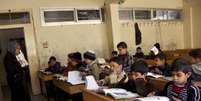 Crianças durante aula em escola síria de Jarmaq , no campo de Yarmouk. 14/04/2015.  Foto: Moayad Zaghmout / Reuters