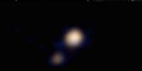 Primeira imagem em cores de Plutão e sua lua maior, Caronte, obtida pela sonda New Horizons  Foto: Nasa / Twitter