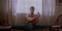 <p>Jean-Claude Van Damme, famoso por suas habilidades de artes marciais, também foi bailarino. No filme O Grande Dragão Branco (Bloodsport), de 1988, ele dá um show de flexibilidade</p>  Foto: DVD / Reprodução