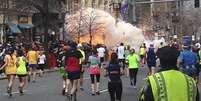 Explosão de bomba na Maratona de Boston de 2013  Foto: Dan Lampariello / Reuters