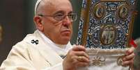 Papa Francisco durante missa no Vaticano, em 12 de abril  Foto: Tony Gentile / Reuters