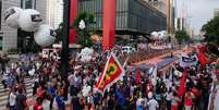 Professores estaduais continuam greve. Em manifestação desta sexta-feira, a Avenida Paulista ficou bloqueada nas duas faixas  Foto: Peter Leone / Futura Press