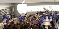 Primeiros clientes entram na loja da Apple no shopping Morumbi, na zona Sul de São Paulo, inaugurada neste sábado  Foto: Renato S. Cerqueira / Futura Press