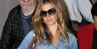 De camisa jeans e calça preta, Gisele Bündchen desembarca em aeroporto nos EUA  Foto: Grosby