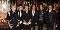 Simon Cowell em foto com o One Direction ainda como um quinteto  Foto: Ian Gavan / Getty Images 