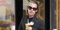 Macaulay Culkin é visto deixando restaurante de fast food nos EUA  Foto: Grosby