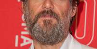 <p>Jim Carrey exibe barba comprida e grisalha em evento nos EUA</p>  Foto: AFP