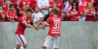 Alex e Lisandro L&oacute;pez comemoram gol do Inter  Foto: Vinicius Costa / Futura Press